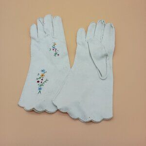 Vintage Ladies White Gloves Floral Embroidered Kayser One Size